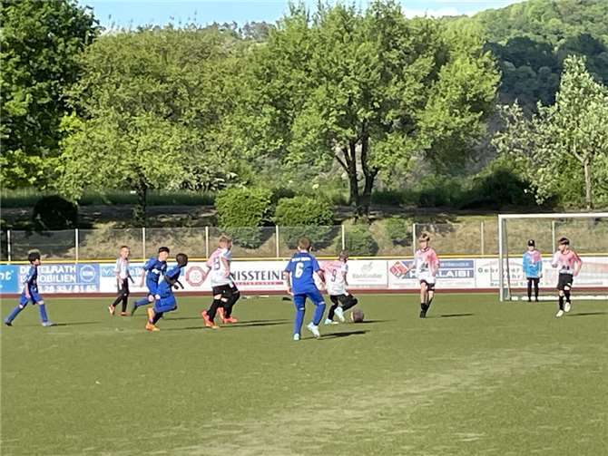Die Kids um Trainer Luuay Saraj konnten im ersten Heimspiel der Rückrunde den ersten Punkt ergattern Foto: privat