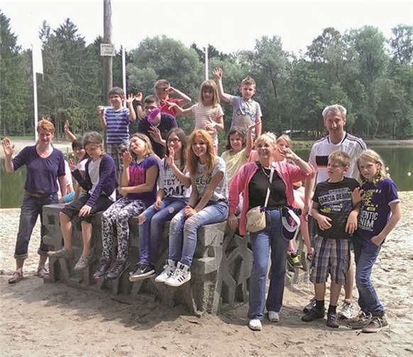 Die Kids und ihre Betreuer vor dem Badesee. privat