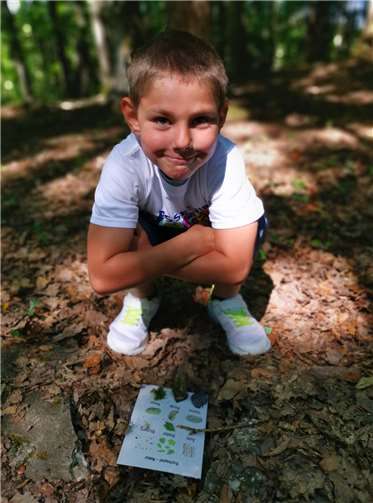 Die Kids verbrachten eine tolle Zeit im Wald.