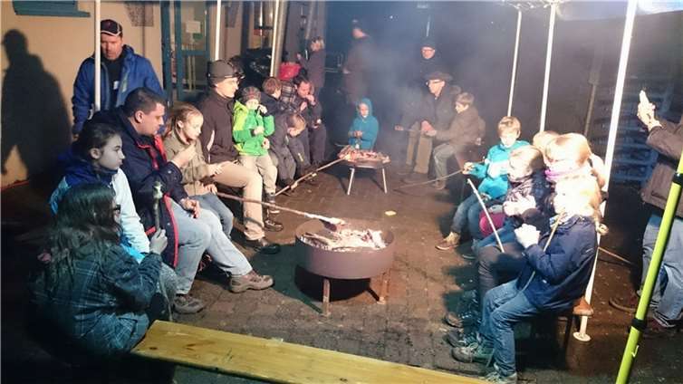 Die Kids verbrachten mit ihren Vätern einen tollen Abend am Lagerfeuer. privat