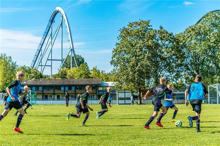 Die Kids verbringen fünf Tage im Europa-Park, übernachten in urigen Blockhütten im Camp Resort und trainieren täglich.  Foto: Europa-Park