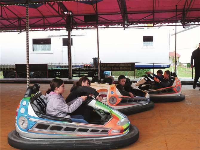 Die Kids vergnügten sich beim Fahren mit den Autoscootern.