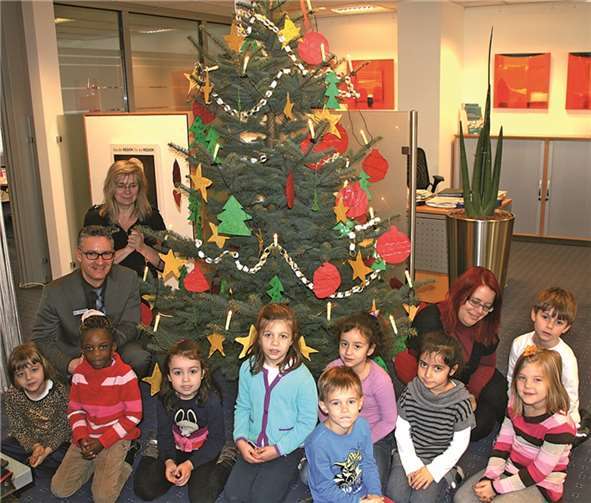 Die Kids verschönerten den Weihnachtsbaum in Kesselheim.privat