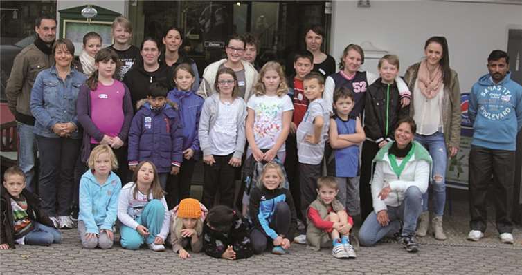 Die Kids vor dem Kandi Turm in Andernach mit Janine Schäfer, päd. Leiterin im HDF (hintere Reihe 4 v.l.), und Helga Pellenz, Geschäftsführerin Kandi Turm (vordere Reihe,r. knieend).