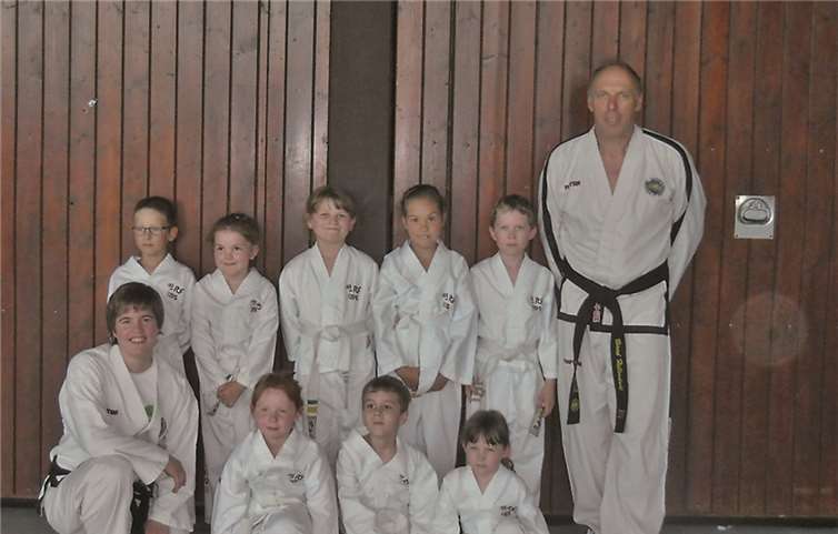 Die Kidsgruppe um Trainerin Tanja Kaspers und Alexander Hellendahl (nicht auf dem Bild): v.l. hintere Reihe Jannik Fomrath, Fabienne Klein, Sophie Felder, Lucienne Dresen, Florian Reuter und Prüfer Bernd Hellendahl, v.l. vordere Reihe: Tanja Kaspers, Sophie Beckers, Dominik Hötgen und Sophie Reuter. privat