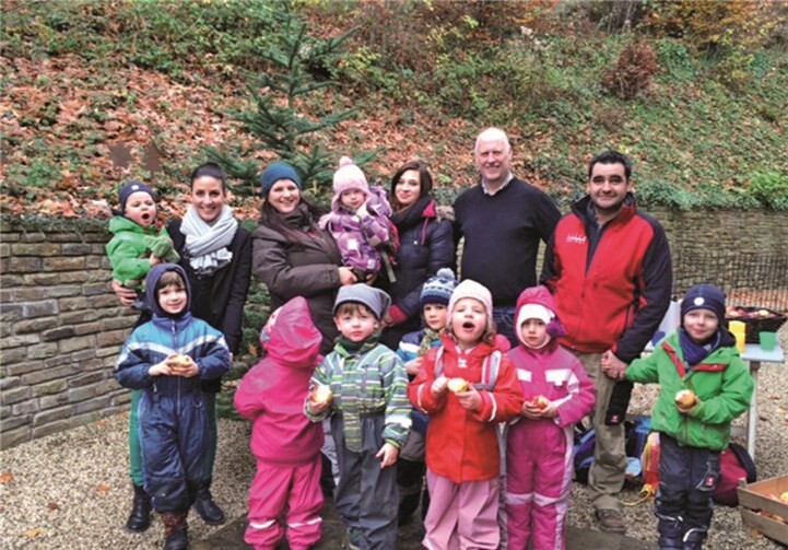 Die Kiga-Kinder schmückten mithilfe der Villa Reuther einen Weihnachtsbaum in Maria Laach.privat