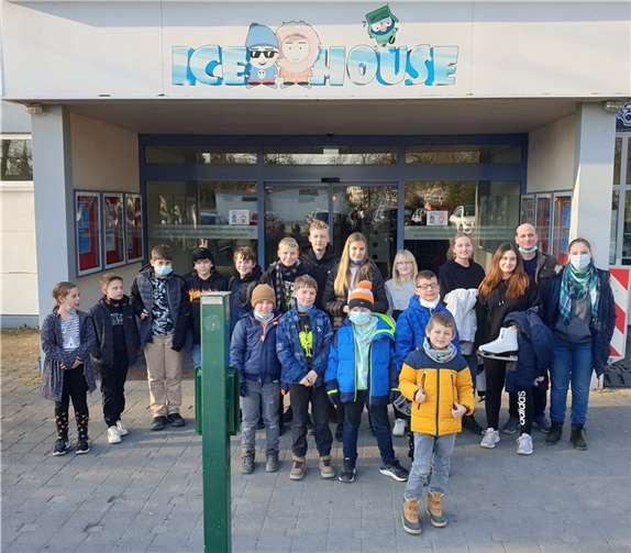 Die Kinder Ju-Justu Club Rieden vor der Eislaufhalle in Neuwied.  Foto: privat