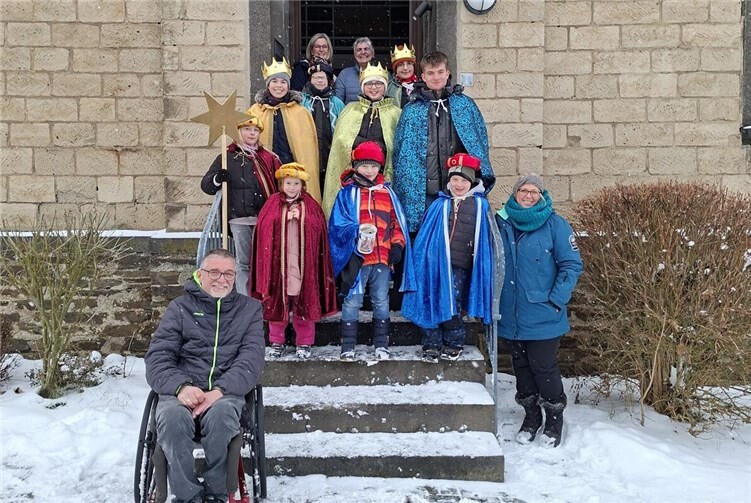 Die Kinder, Jugendlichen und Erwachsenen gingen in ihren prächtigen Gewändern bei winterlichen Temperaturen und Schneefall durch die Dörfer.