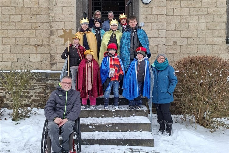 Die Kinder, Jugendlichen und Erwachsenen gingen in ihren prächtigen Gewändern bei winterlichen Temperaturen und Schneefall durch die Dörfer. Foto: privat