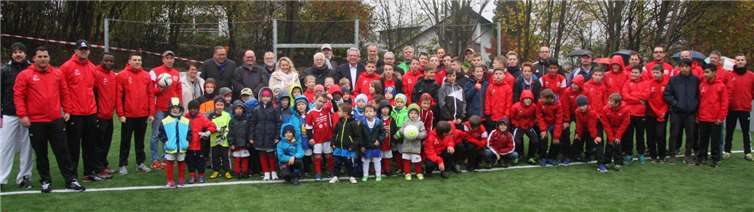 Die Kinder, Jugendlichen und Vertreter der SG Augst zusammen mit (unter anderem) Frank Gotthardt, FVR-Präsident Walter Desch und Dr. Tino Wagner (Geschäftsführer mps public solutions gmbh) bei der Eröffnung des Mini-Spielfeldes in Neuhäusel. privat