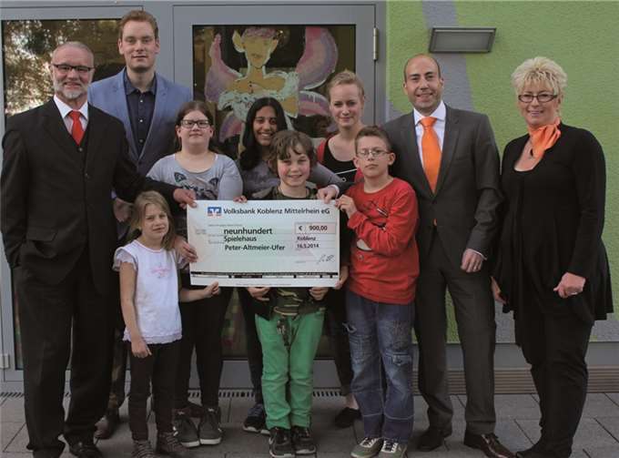 Die Kinder Julia, Celine, Leo, Lucas und Sarah freuten sich mit Pia Eschenauer über den Besuch von Björn Castor (2.v. r), Marion Lipinski-Naumann (rechts) Fritz Naumann (links) und Danny Blank (2.v. l).Privat
