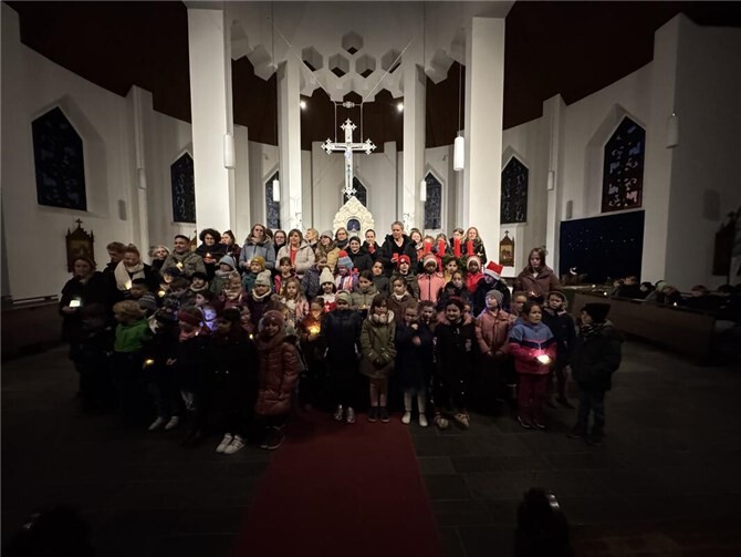 Die Kinder, Lehrkräfte und OGS-Mitarbeitenden sangen zum Auftakt gemeinsam das Lied „Da ist im Dunkeln ein helles Funkeln“ im Kanon. Foto: privat