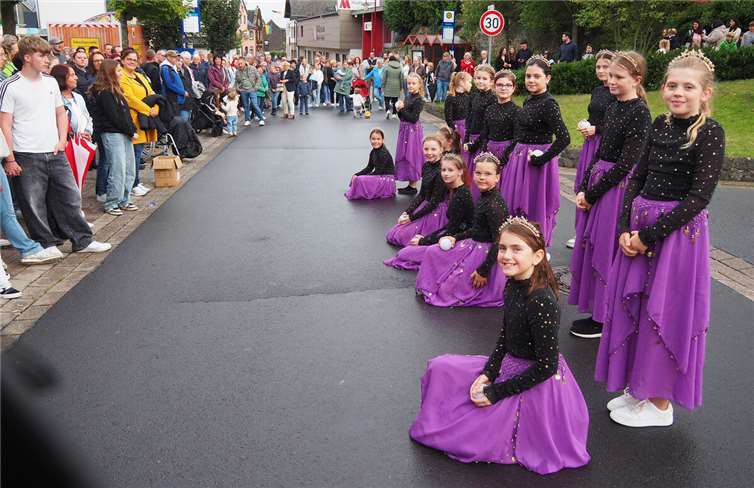 Ettringer feierten mit vielen Gästen aus nah und fern ihre Kirmes Die Kinder Tanzgruppe mit „It´s a kind og magic“