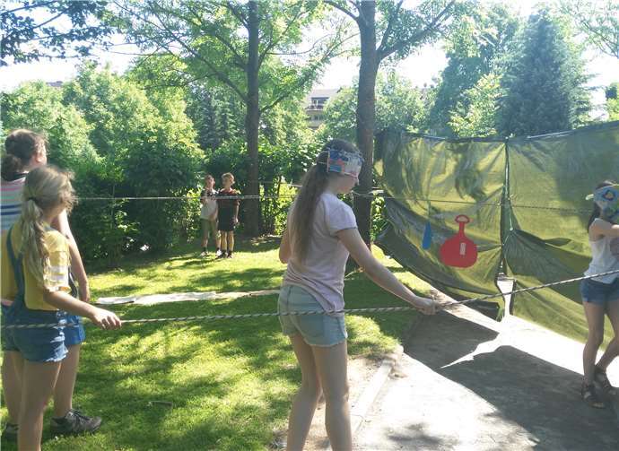 Die Kinder absolvierten einen Sinnesparcour mit verbundenen Augen und waren anschließend verblüfft, wie sie diesen wahrgenommen hatten.