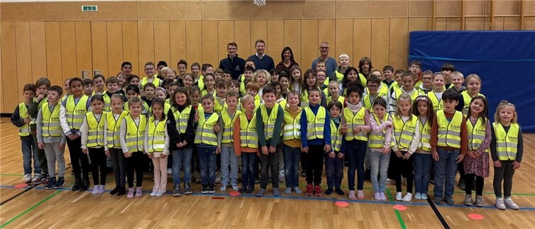 Die Kinder aller Klassenstufen empfingen die Westen mit großer Freude und einem herzlichen Dank. Foto: privat