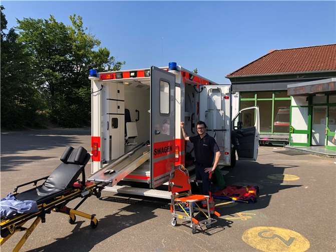 Die Kinder aller Schulklassen konnten sich die Notfallausrüstung und die Geräte des Rettungswagens anschauen und erklären lassen.  Foto: Malteser Neuwied