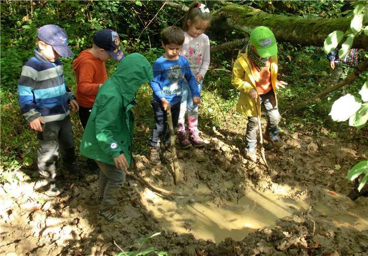 Die Kinder an der Wildschweinsuhle.