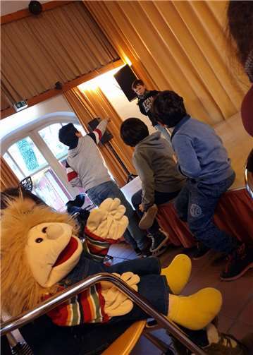 Die Kinder arbeiten mit großem Engagement an ihrem eigenen Theaterprojekt. Foto: privat