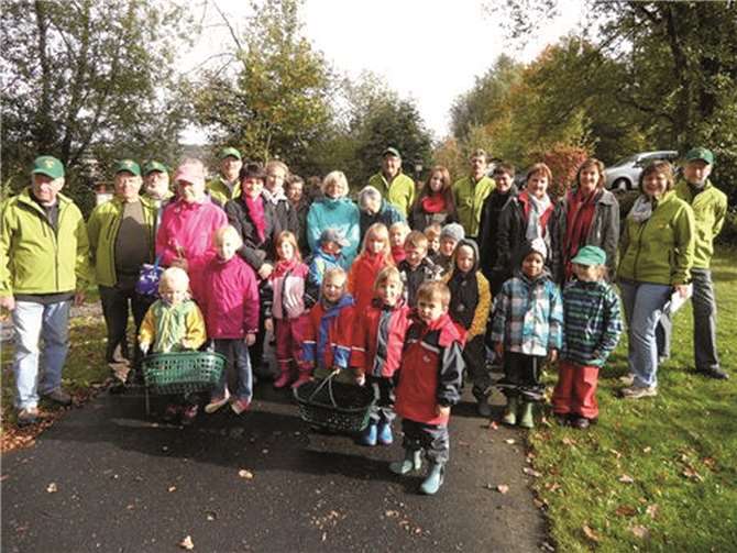 Die Kinder auf Entdeckungstour in der Streuobstwiese. privat