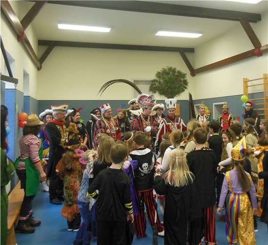 Die Kinder auf Tuchfühlung mit dem Dreigestirn. Privat