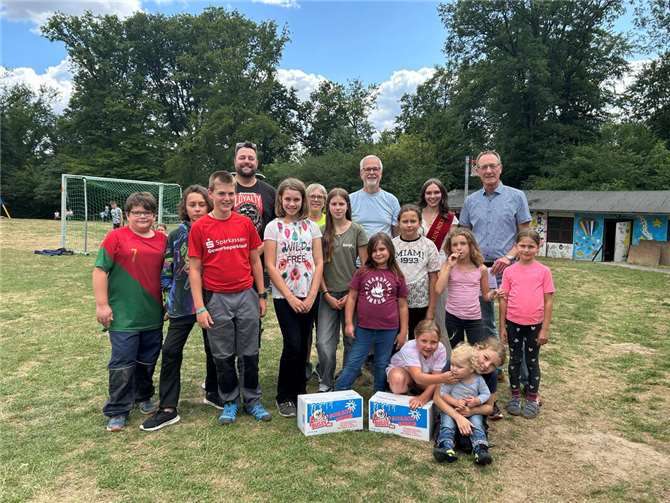 Die Kinder auf dem Aspich überraschte OB Lennart Siefert mit Eis.  Foto: Eva Dreiser / Stadtverwaltung Lahnstein