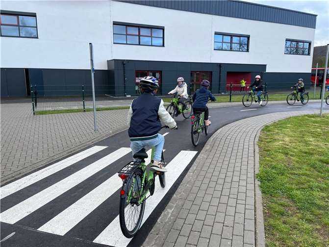 Die Kinder auf dem Fahrrad.
