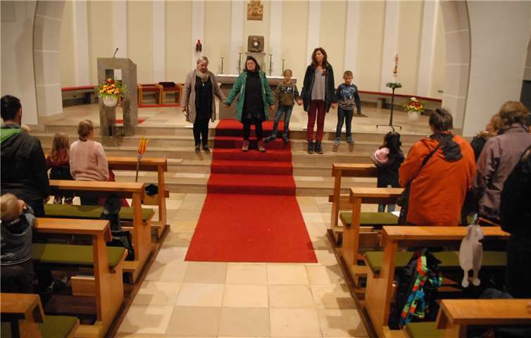 Die Kinder auf den Treppenstufen zum Altarraumbildeten den Mittelpunkt der kirchlichen Veranstaltung.