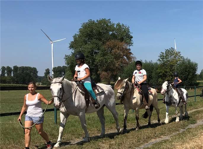 Die Kinder auf einem Ausritt mit ihren eigenen Ponys. Privat