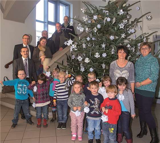 Die Kinder aus Dürrholz haben den Weihnachtsbaum mit ihren selbst gebastelten Sternen schön geschmückt.WT