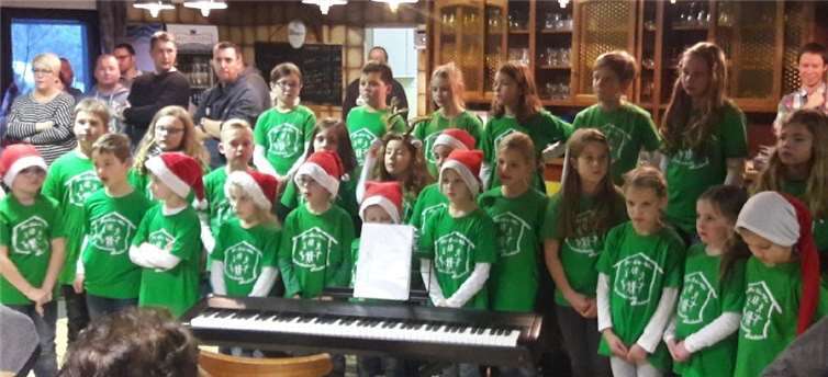 Die Kinder aus Grundschule und Kindergarten hatten ein musikalisches Programm vorbereitet.