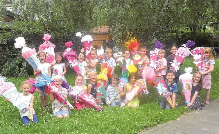 Die Kinder aus St. Laurentius mit ihren selbst gebastelten Schultüten.privat