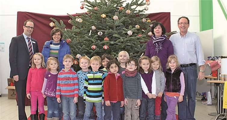 Die Kinder aus St. Walburga mit der festlich geschmückten Tanne im Raiffeisen-Zentrum Gelsdorf.privat