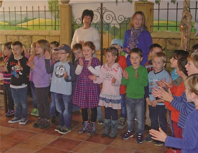 Die Kinder aus dem Kindergarten Oberzissen besuchten die Senioren in der Villa Romantica.privat