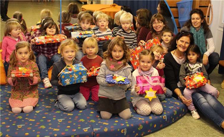 Die Kinder aus der Kita Marienburg erfüllten Weihnachtswünsche von Kindern aus Flüchtlingsfamilien.