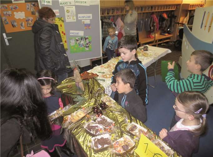 Die Kinder backten fleißig und die süßen Leckereien fanden einen reißenden Absatz.privat