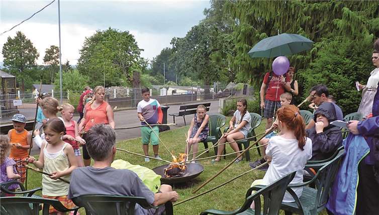Die Kinder backten sich während der Dreamnight 2015 ihr Stockbrot.privat