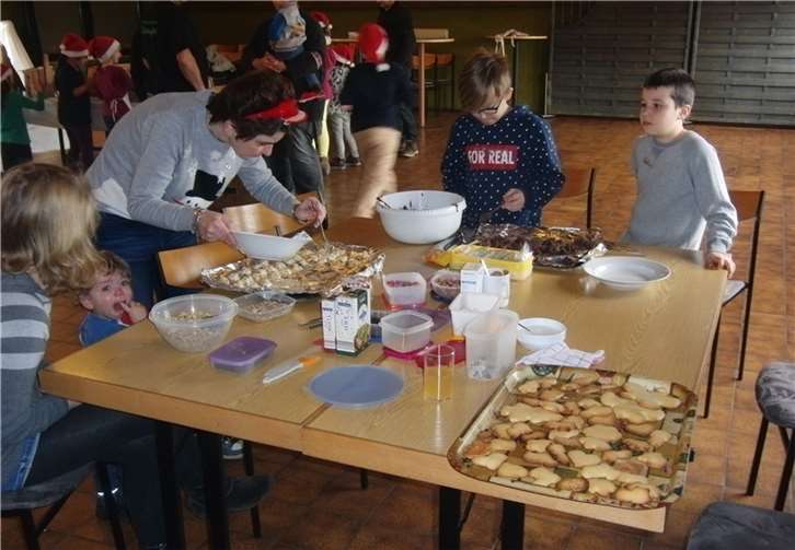 Die Kinder backten und dekorierten Plätzchen.privat