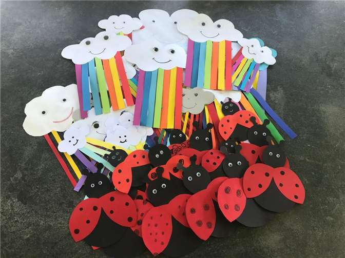 Die Kinder bastelten Regenbögen und Glücks-Marienkäfer brachten diese mit einem Ostergruß ins Seniorenzentrum. Fotos: privat