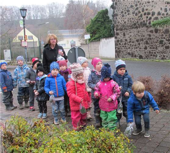 Die Kinder bastelten Weihnachtsschmuck und schmückten den Baum am Burplatz. Privat