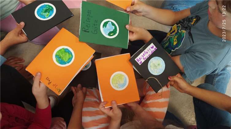 Die Kinder bastelten auch Reisepässe.  Foto: Christiane Guth Familienbildungsstätte Linz