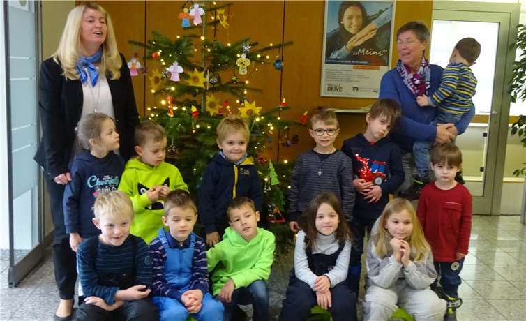 Die Kinder bastelten eifrig den Schmuck, welcher jetzt den Tannenbaum verziert. Privat
