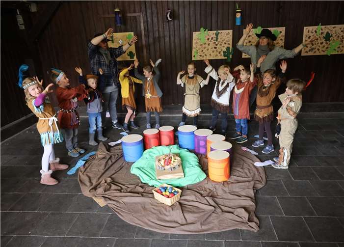 Die Kinder bastelten im Vorfeld die unterschiedlichsten Kunstwerke, sodass die Oedinger Grillhütte passend zum Thema geschmückt werden konnte.  Foto: Robert Schütz