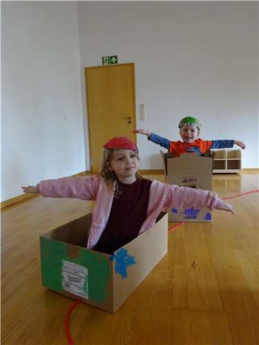 Die Kinder bastelten passende Kostüme, bauten Fahrzeuge und konstruierten schließlich ihre eigene Fantasiewelt. Quelle: Katholische Kindertagesstätte St. Laurentius