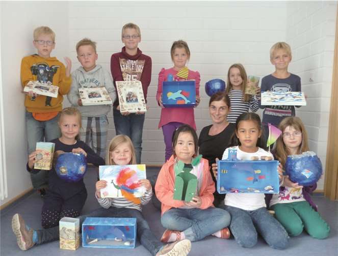 Die Kinder bastelten viele schöne Dinge aus Abfallmaterialien. privat