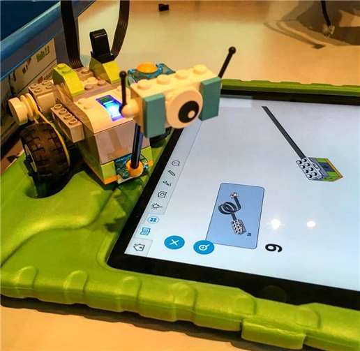 Die Kinder bauen alleine oder im Zweier-Team aus dem LEGO-Baukasten Schritt für Schritt einen LEGO-Roboter mit einem Motor und Sensoren. Foto: privat