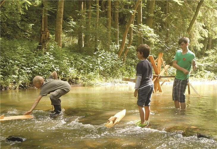 Die Kinder bauten Schiffsmodelle und testeten diese im Wasser.Privat