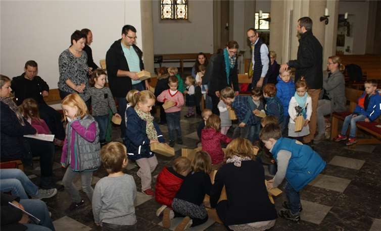 Die Kinder bauten gemeinsam eine Arche, in die sie symbolisch „als Tiere und Menschen“ aufgenommen wurden. Christian Klein