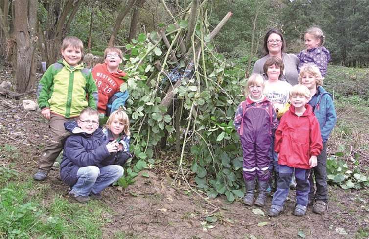 Die Kinder bauten unter anderem ein Versammlungszelt aus Blättern und Ästen. privat