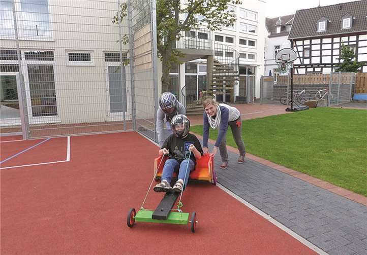 Die Kinder bauten während des Ferienprogramms ihre eigenen Seifenkisten. privat