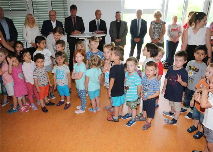 Die Kinder bedanken sich mit einem Singspiel.